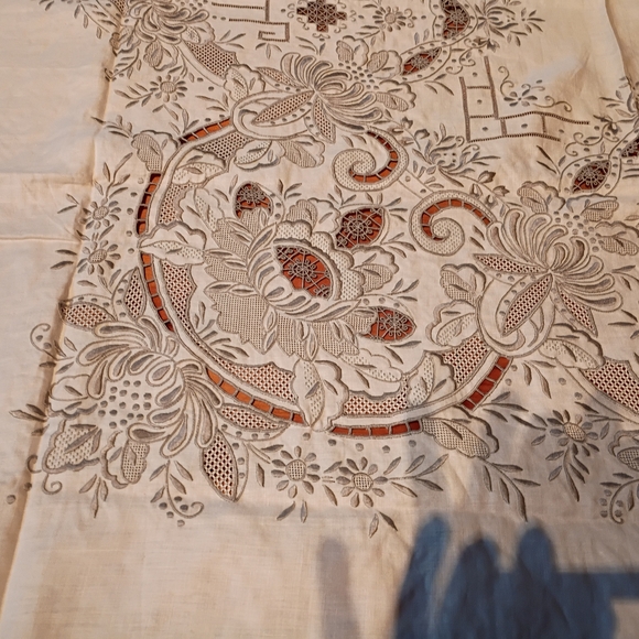 Embroidered Tablecloth W 12 Napkins - Picture 3 of 10